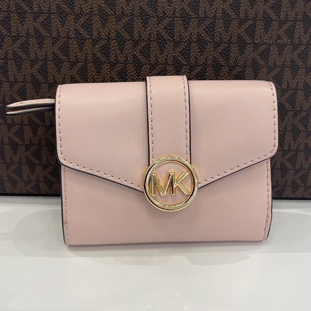 MICHAEL KORS
Carmen Medium Faux Leather Wallet
Powder Blush 
NWT